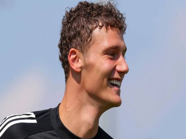 Chuyển nhượng 26/8: Barca được chào mua Benjamin Pavard