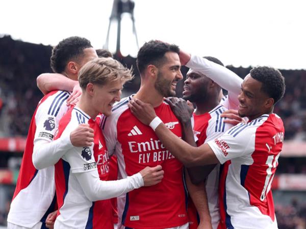 Tin Arsenal 9/10: Ứng cử viên số 1 cho ngôi vô địch NHA