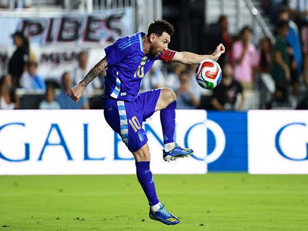 Tin bóng đá: Messi tỏa sáng giúp Argentina vùi dập Puerto Rico